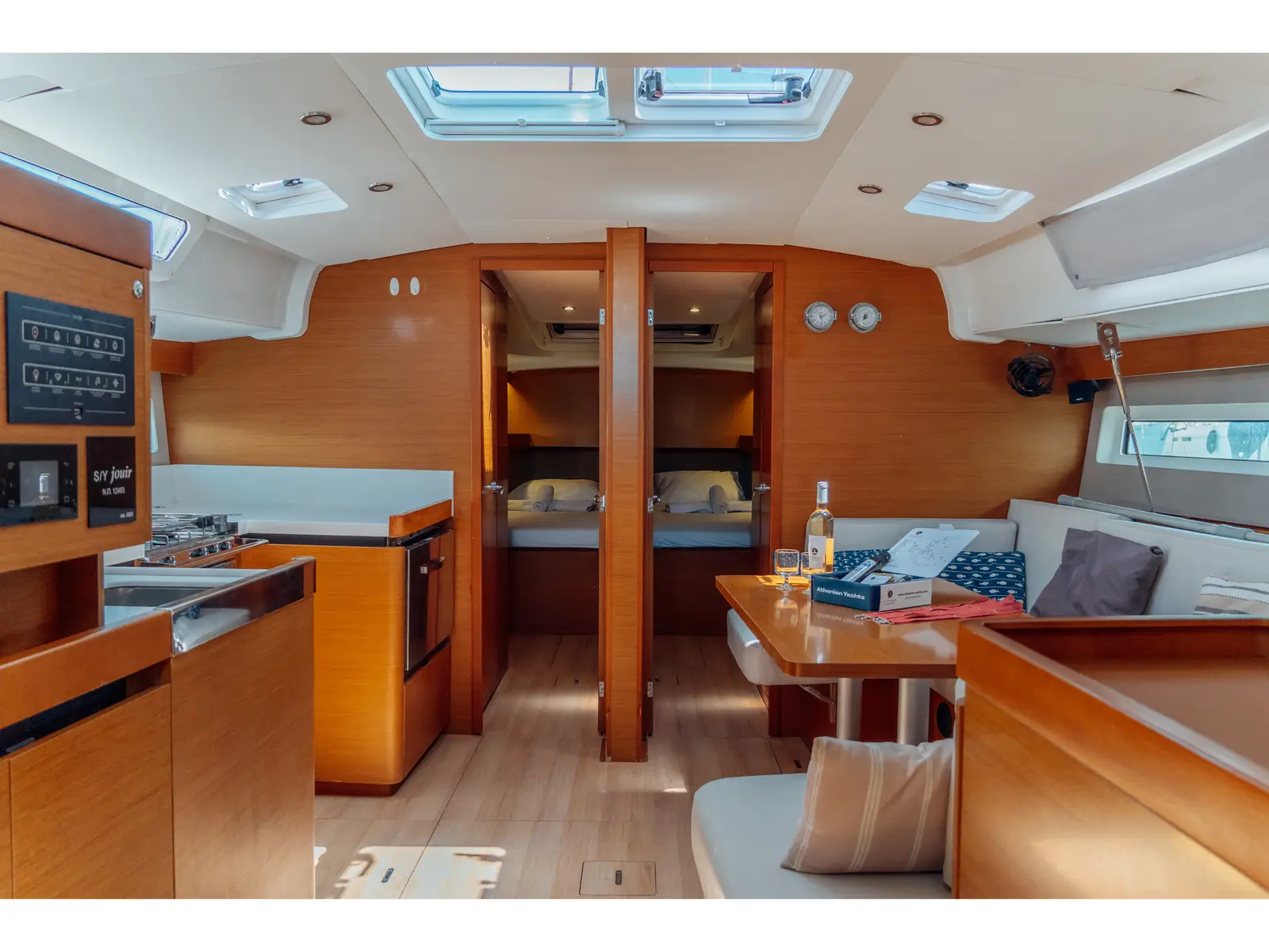 JOUIR, Interior image
