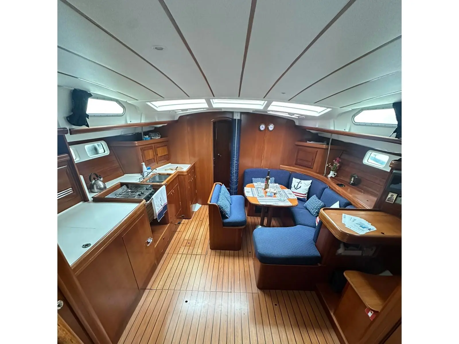 IRIDA, Interior image