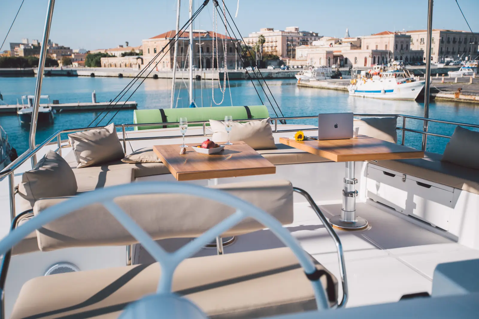 Sikelia, Flybridge