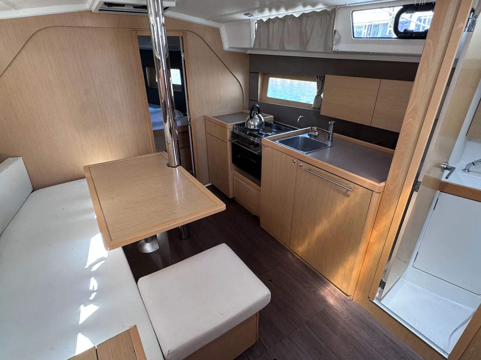Felina, Interior image