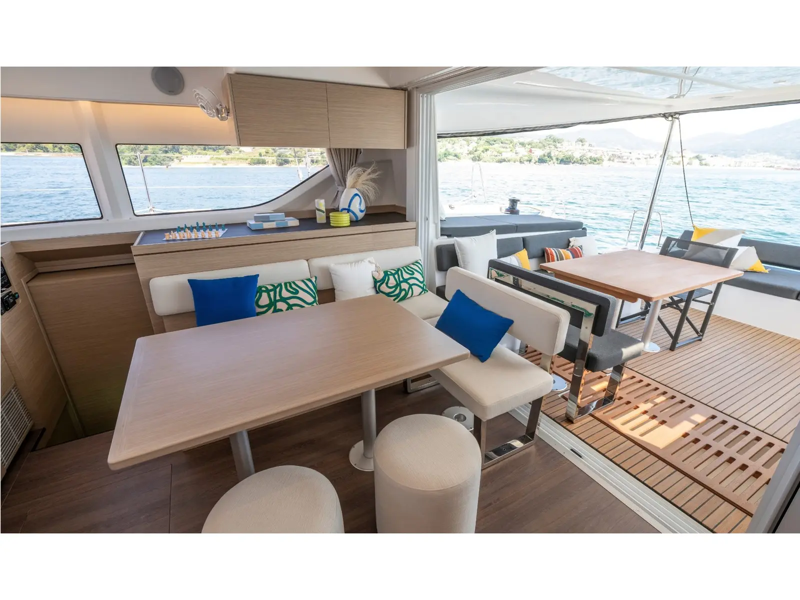 MERIANA, Interior image