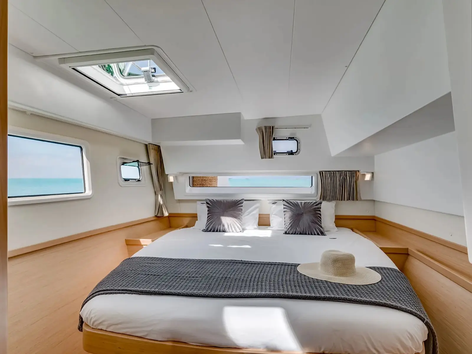 Premium, Interior image