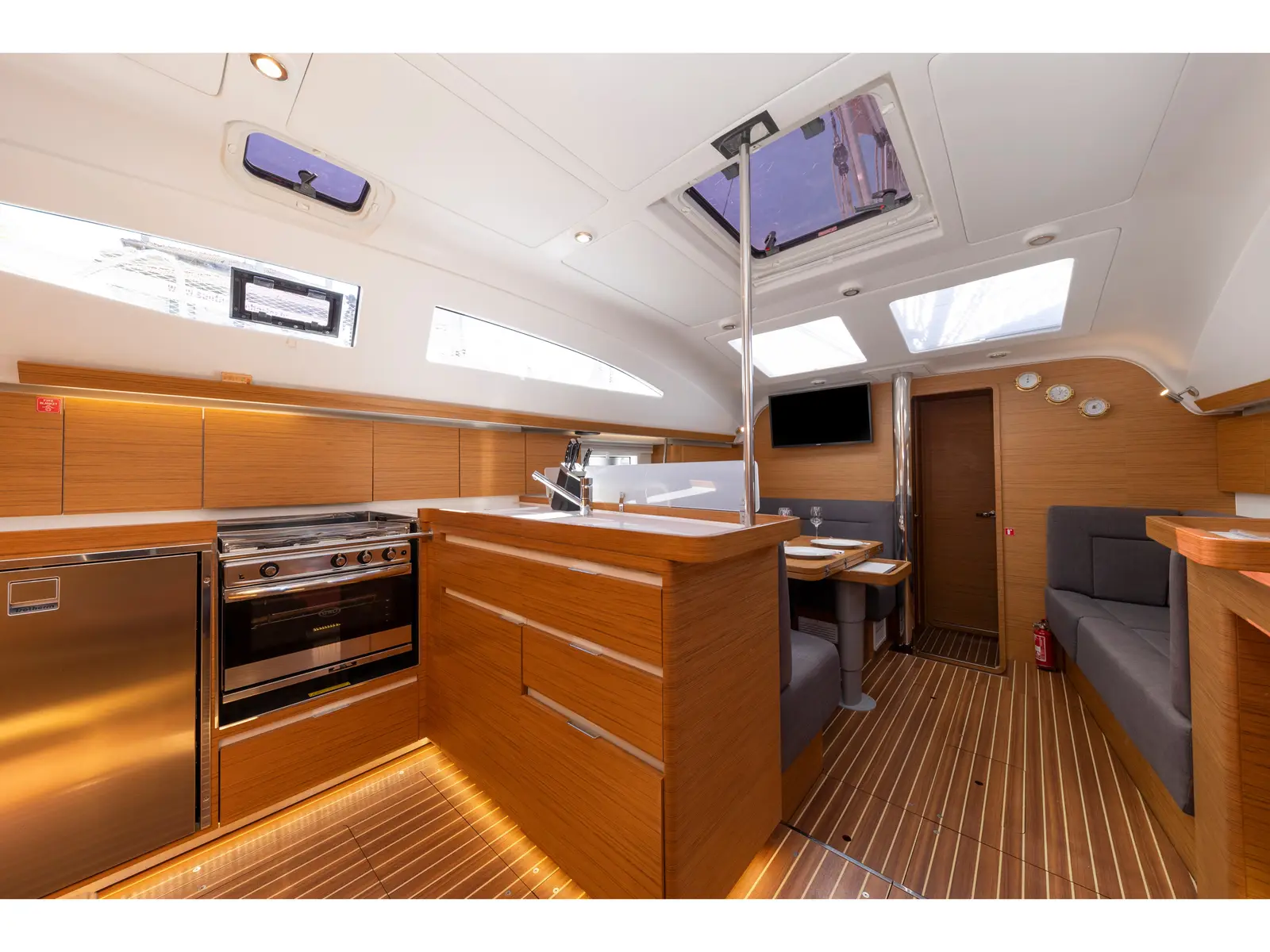 Hotspot - AC, Interior image