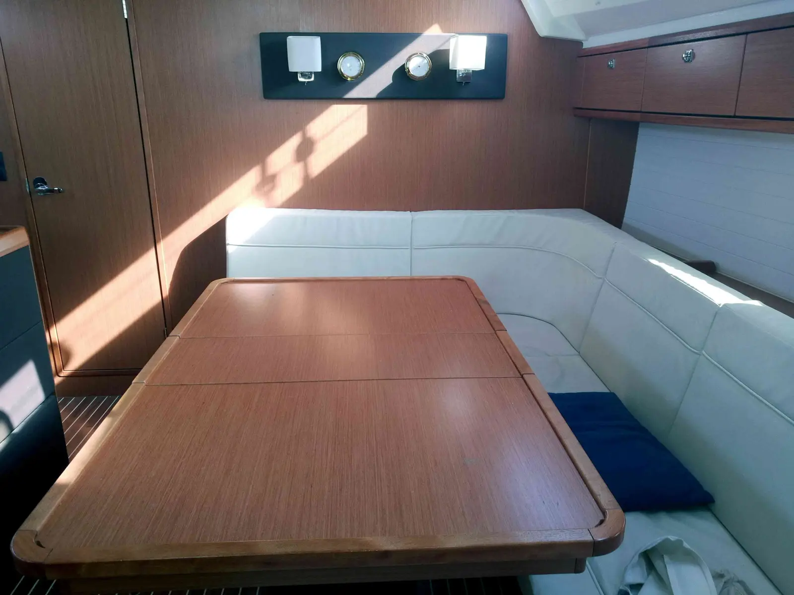 Blue Moon, Interior image