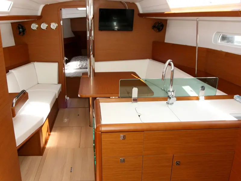 Tina, Interior image