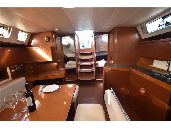 Chilli Pepper, Interior image