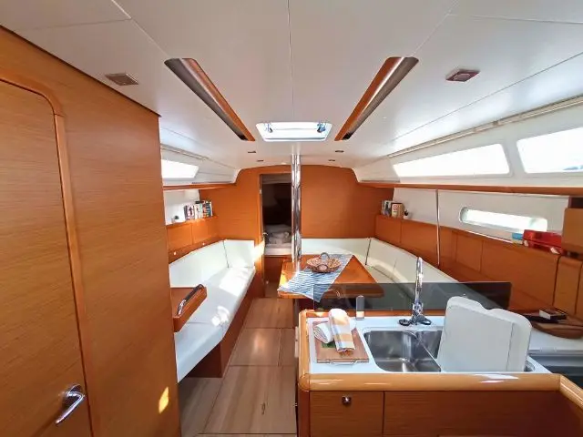 SO379-14L, Interior image