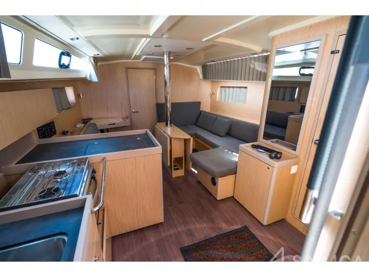 White Pearl, Interior image