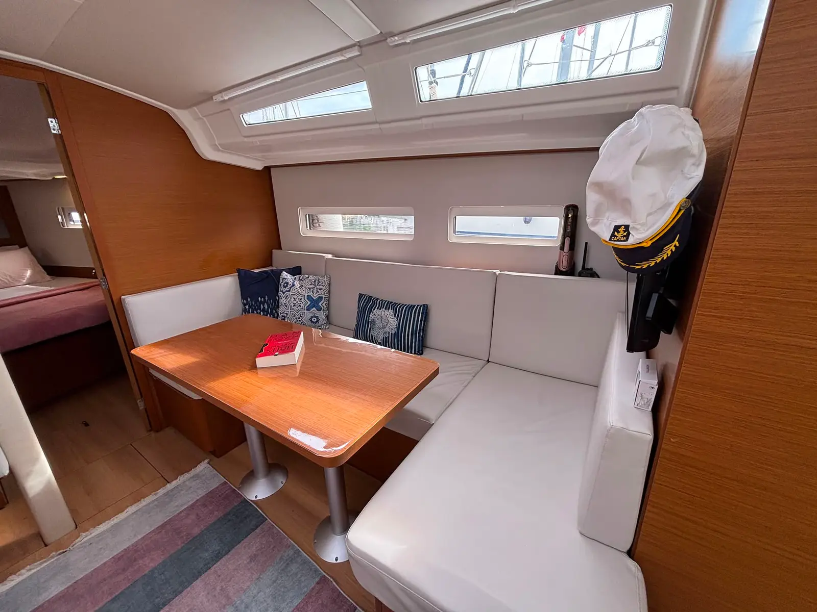 Comfort, Interior image