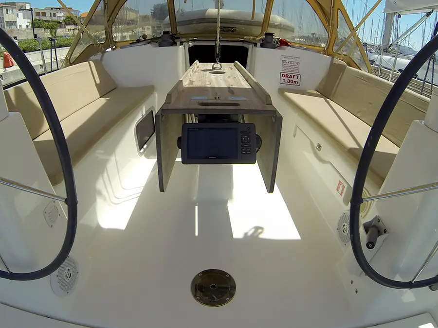 Lara, Dufour 335 GL GPS plotter