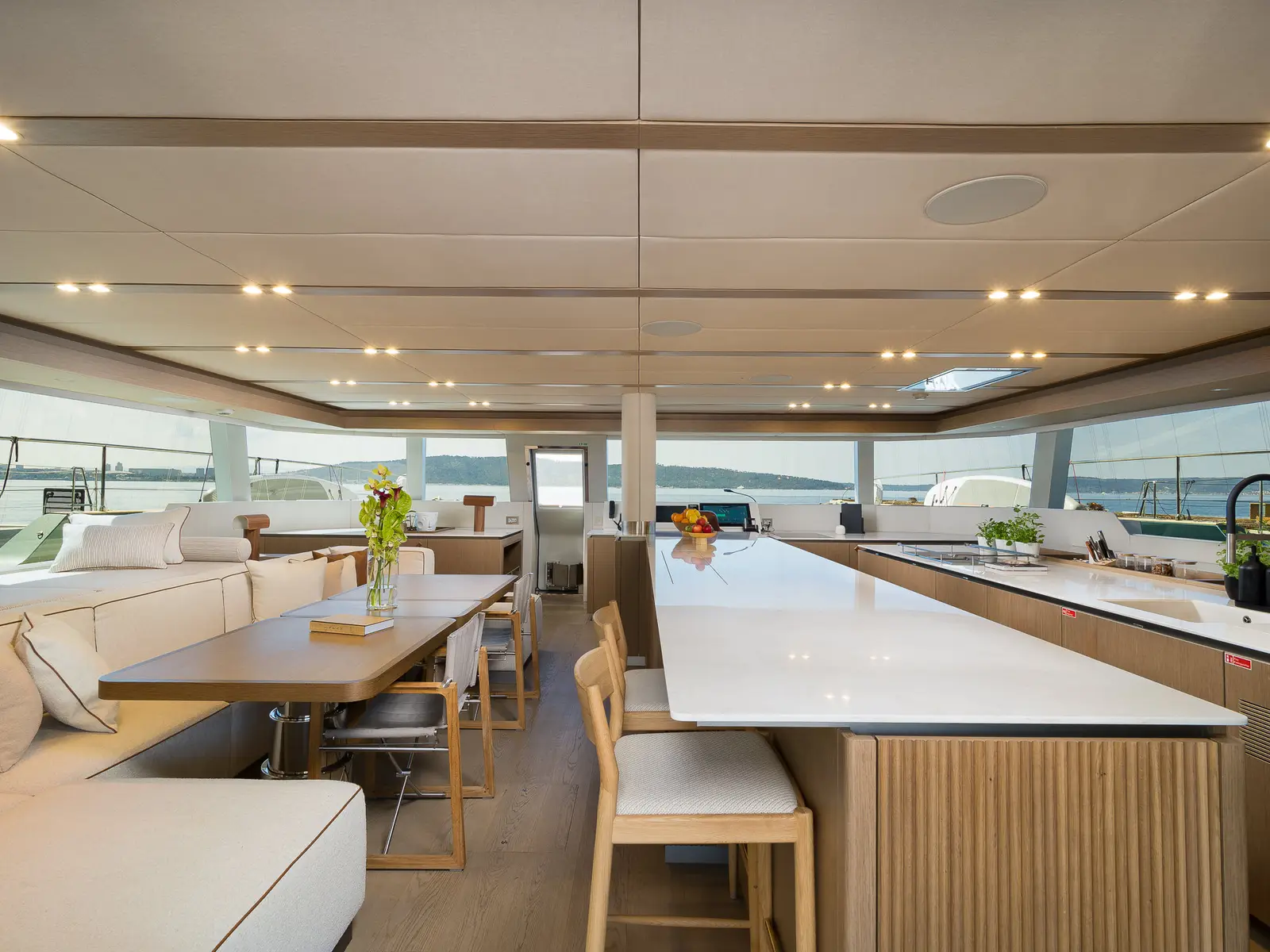 MIDORI , Interior image