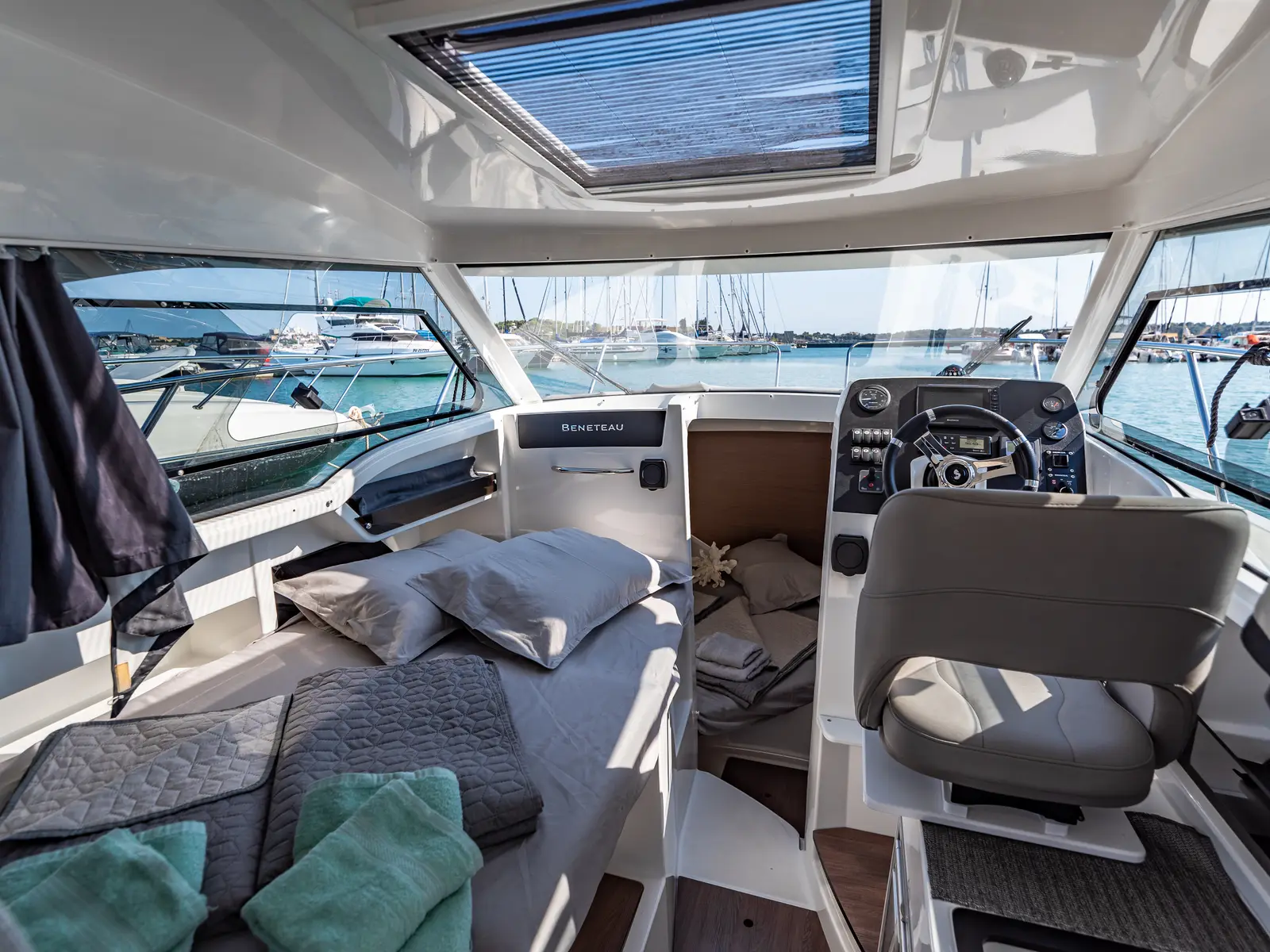 ISABELLE, Interior image