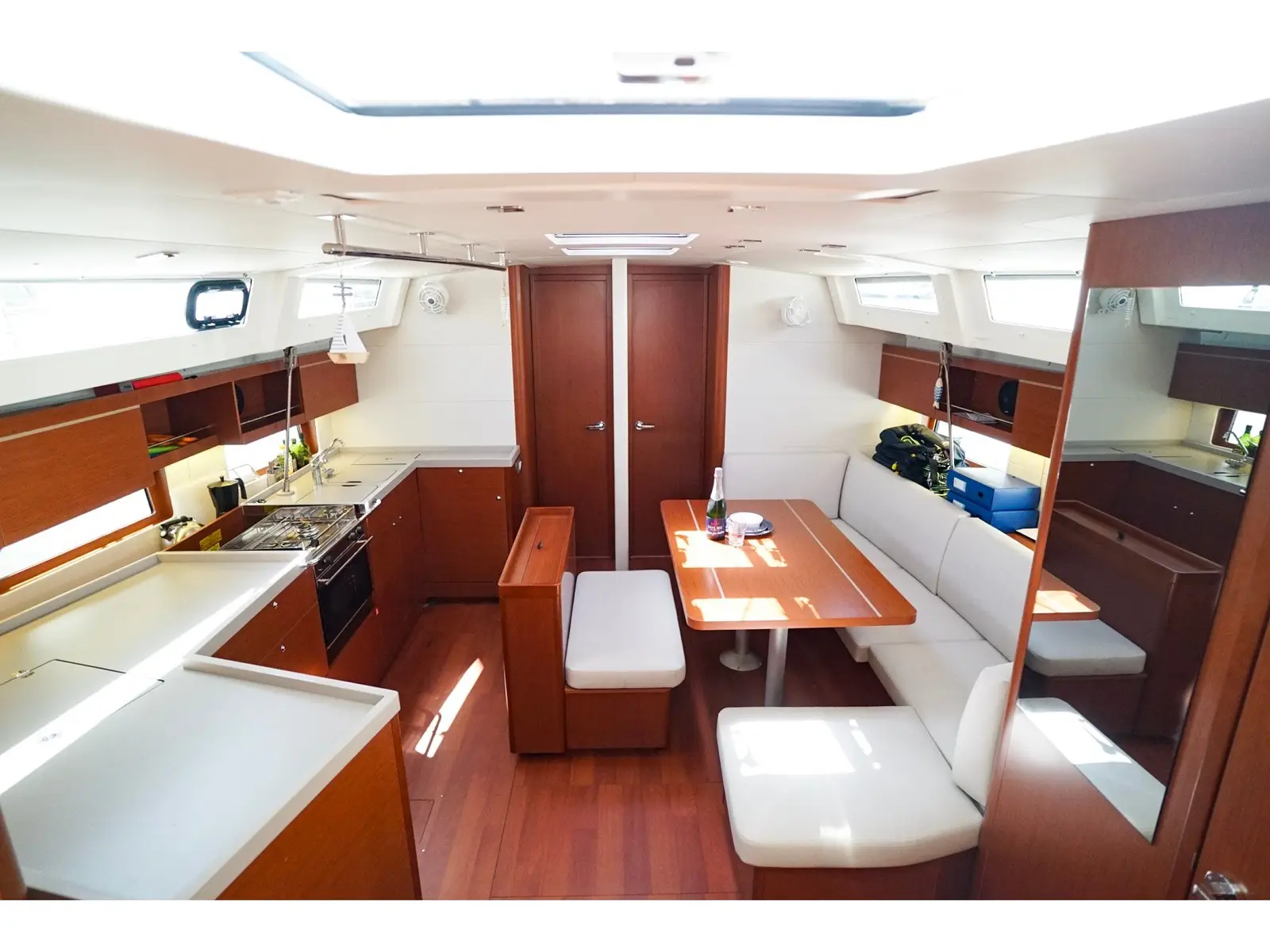 Kismee , Interior image