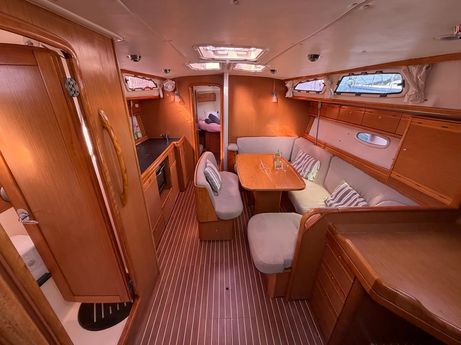 BUNNY GIRL, Interior image