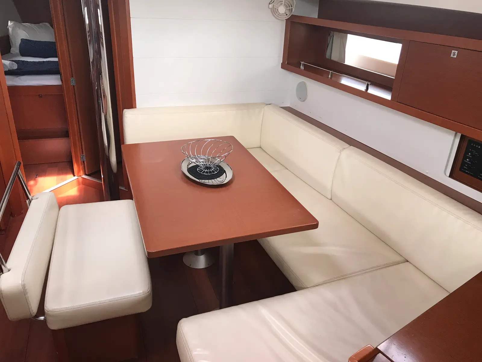 Alnair, Interior image