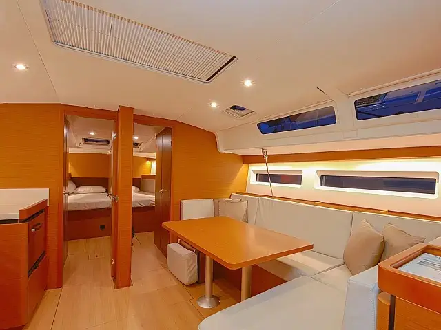 Oracle, Interior image