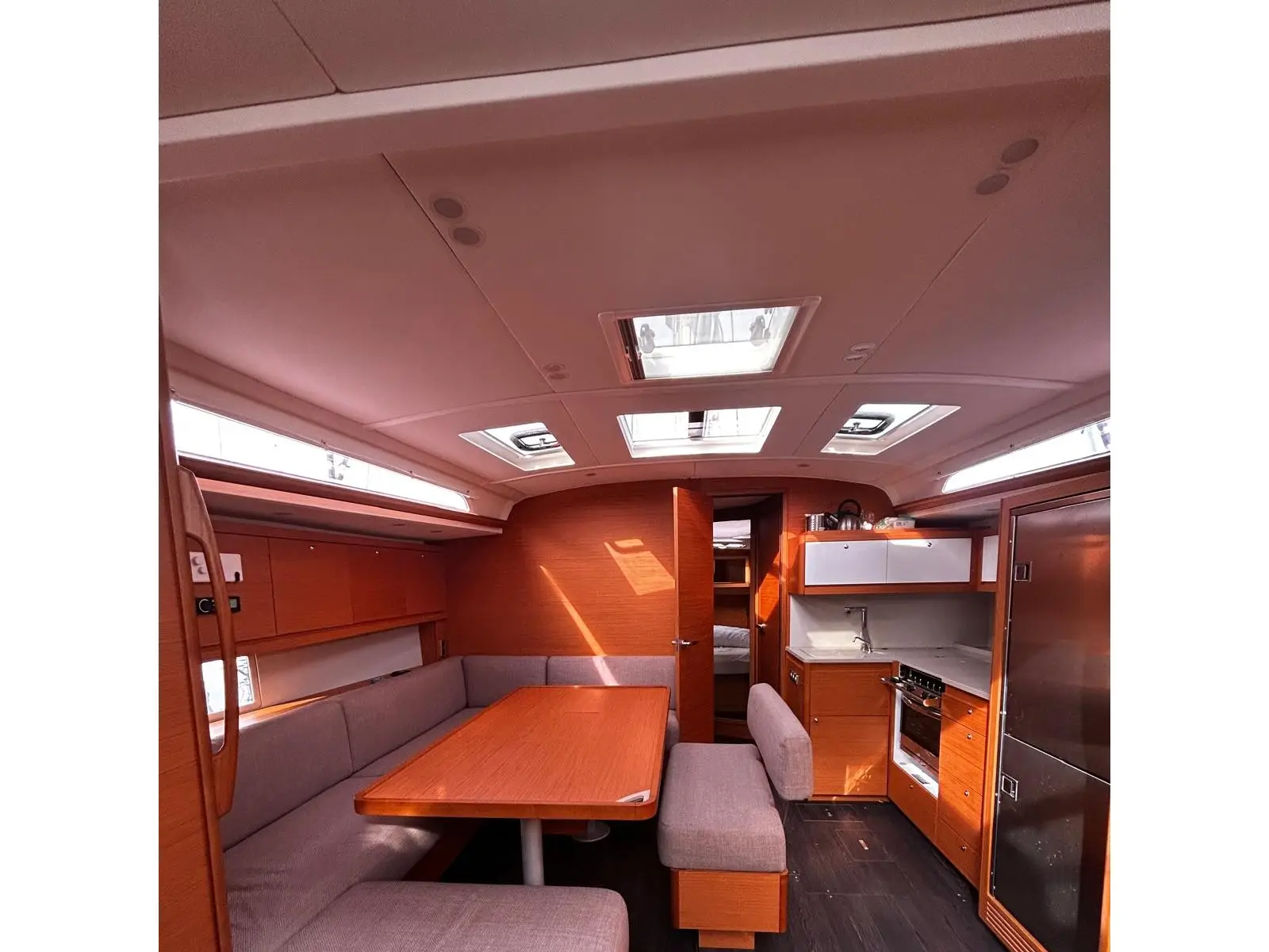 Teti, Interior image