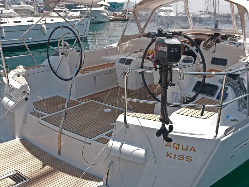 Aqua Kiss , exterior