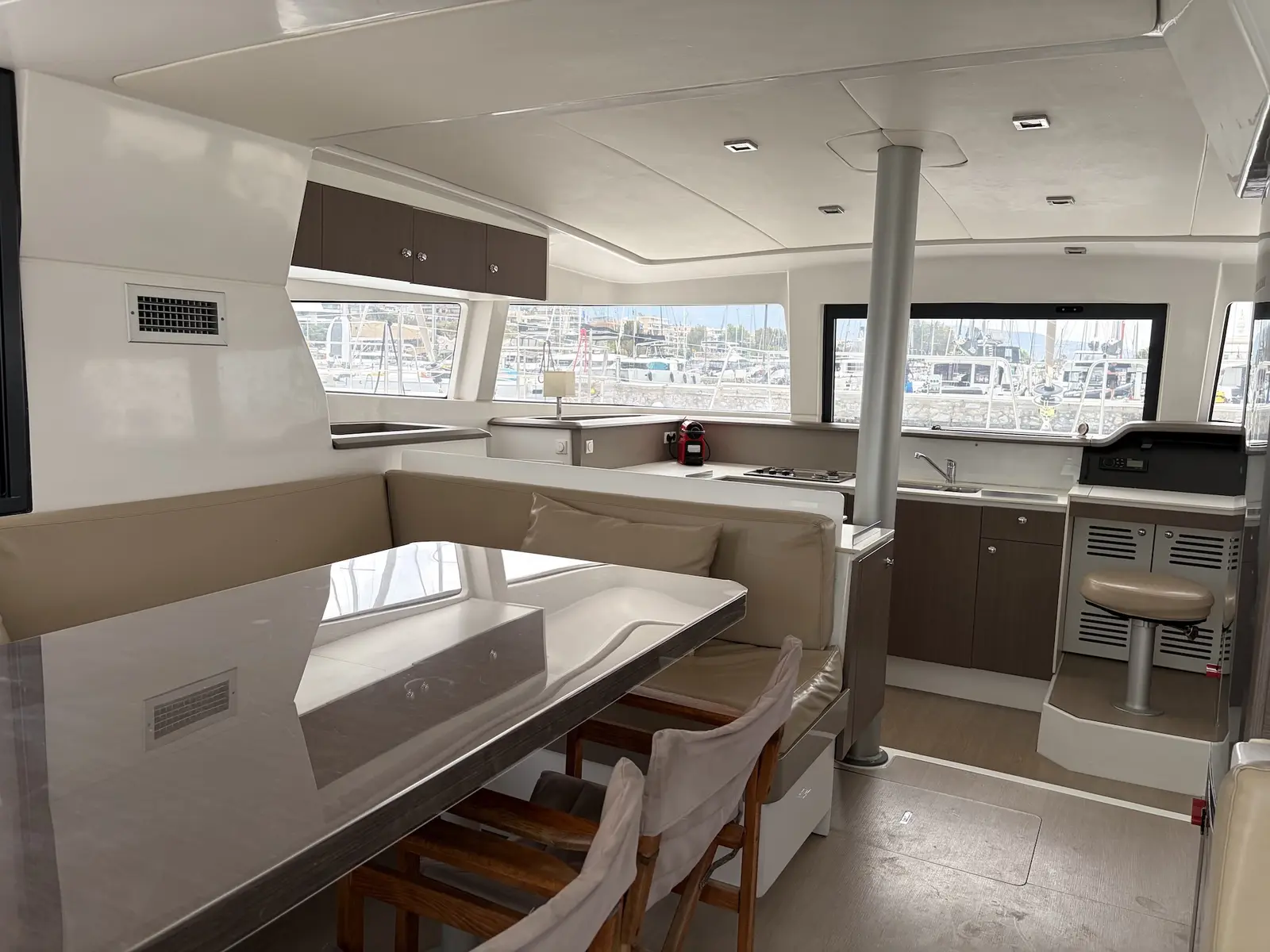 Zeus, Interior image
