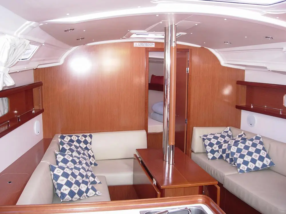 Tristaina, Interior image