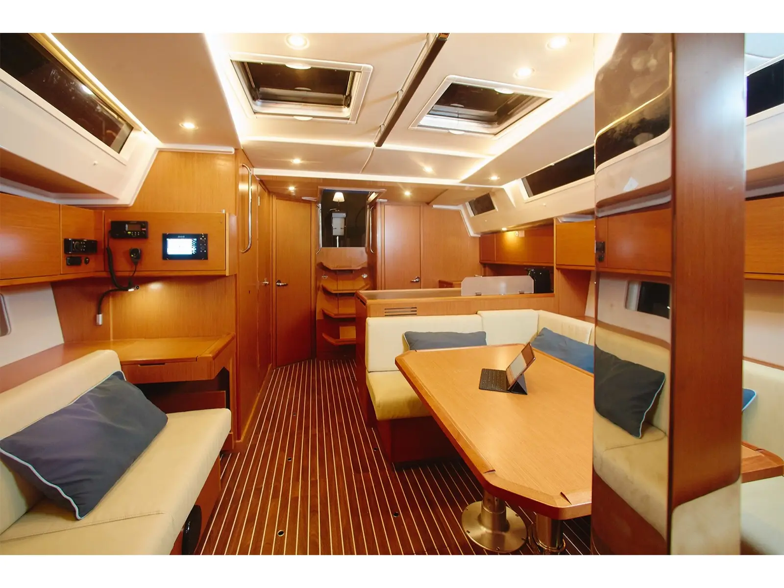 Checkmate, Interior image