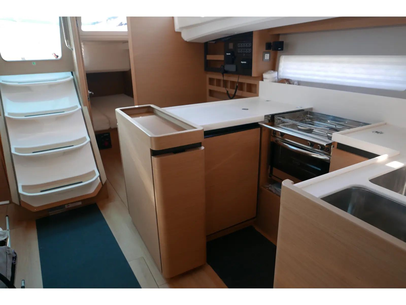 XOXO, Interior image