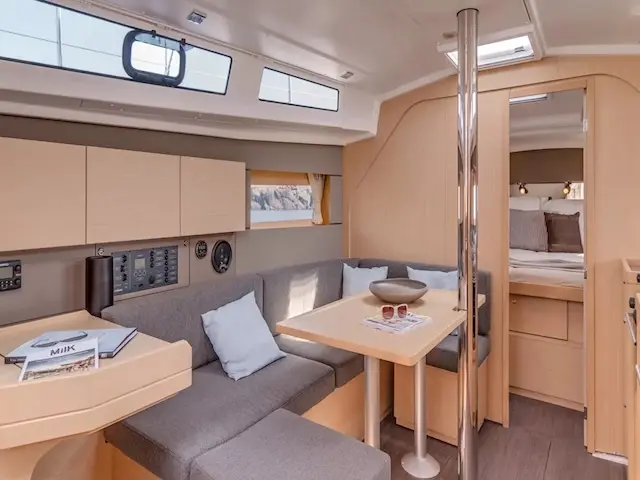KOS38.1, Interior image