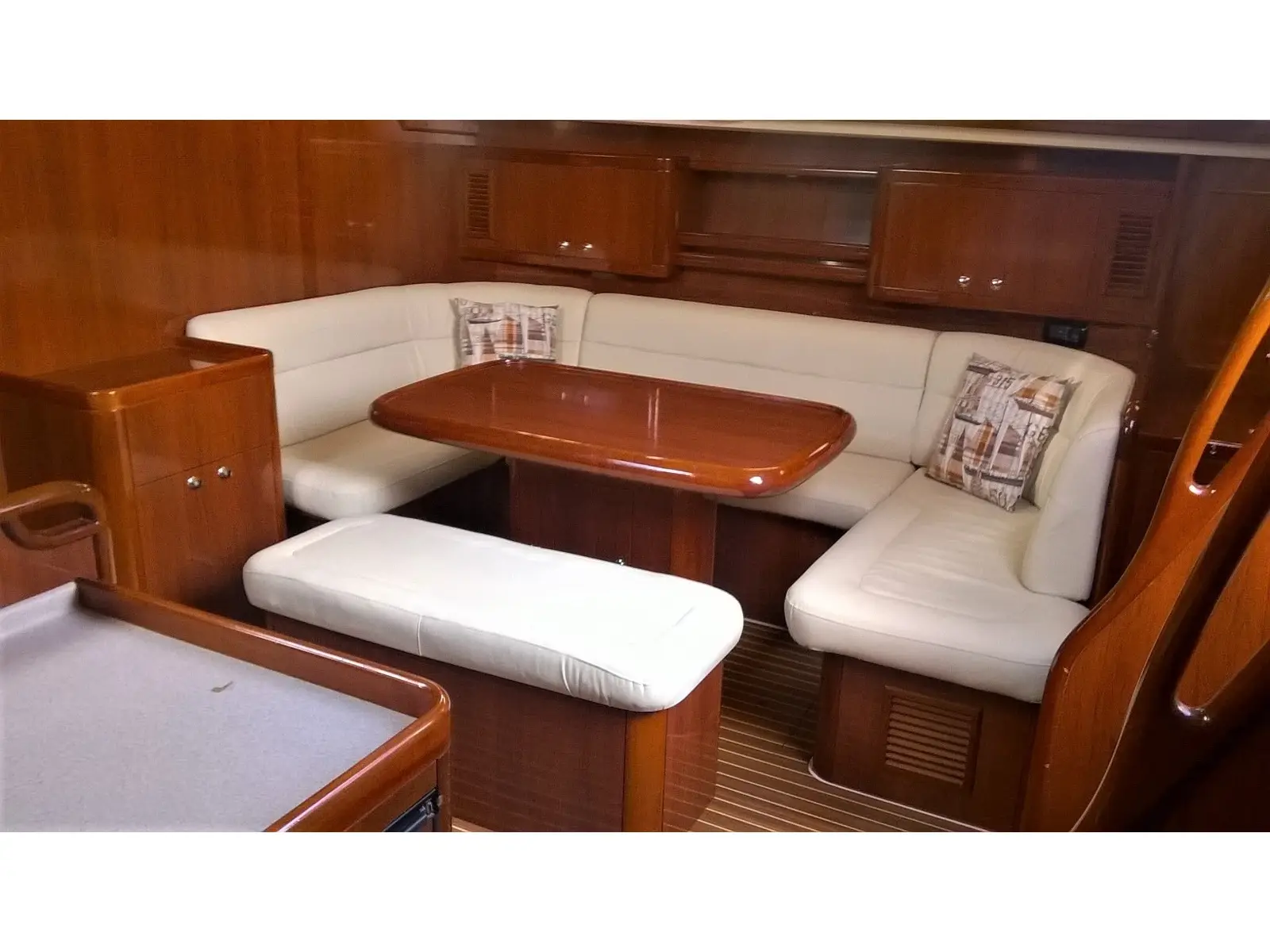 Delfios, Interior image