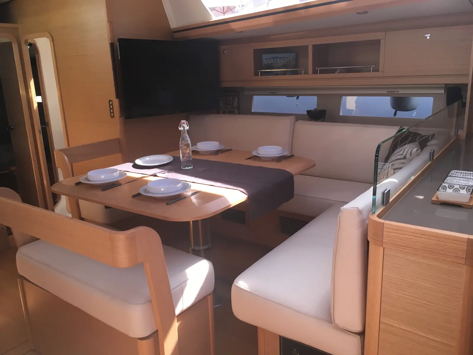 Hola, Interior image