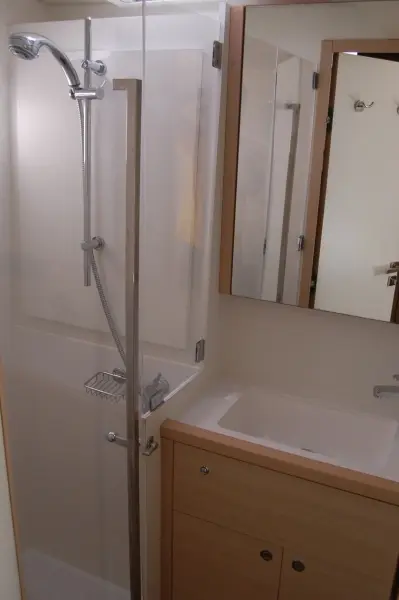Cabin M06 (RM), Bath
