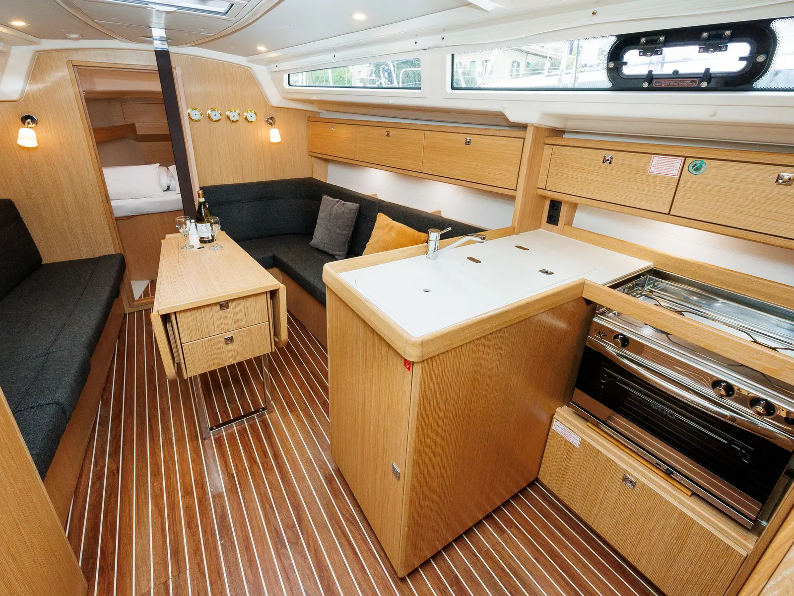 Roko, Interior image