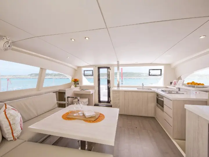 Sunsail 404 Classic, Interior image