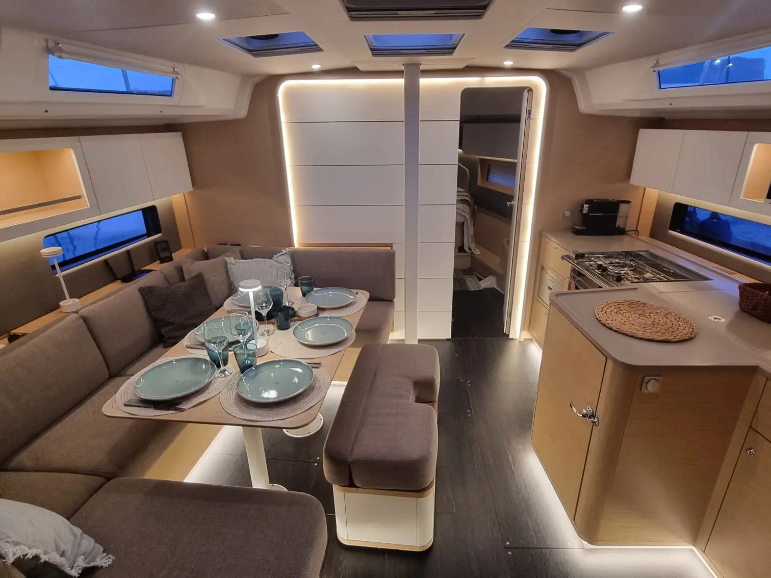 Frami, Interior image