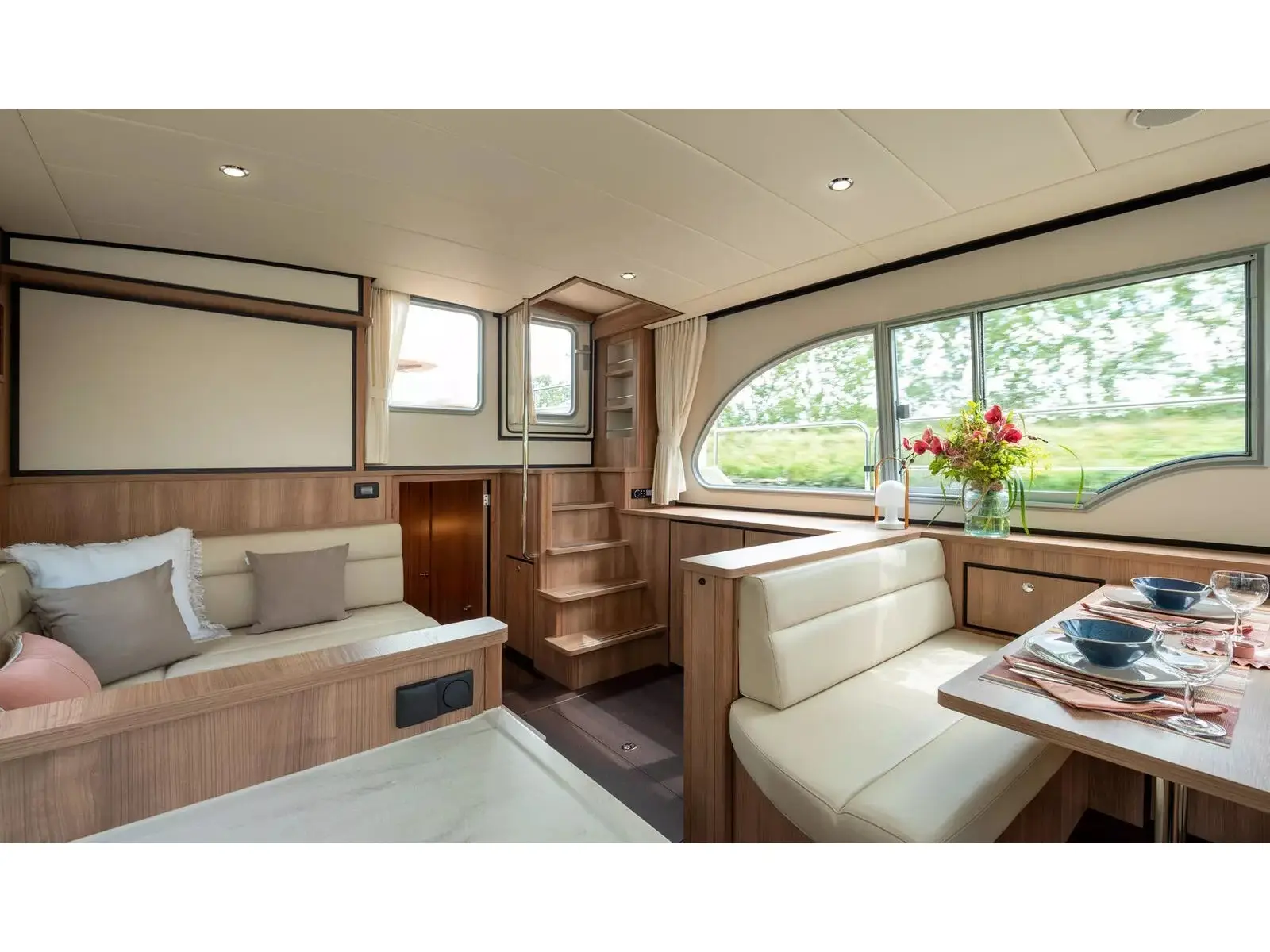 Lola II, Interior image