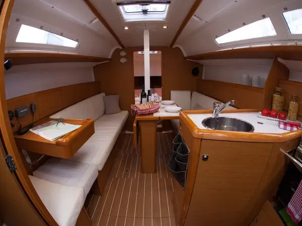 Mare Doro, Interior image