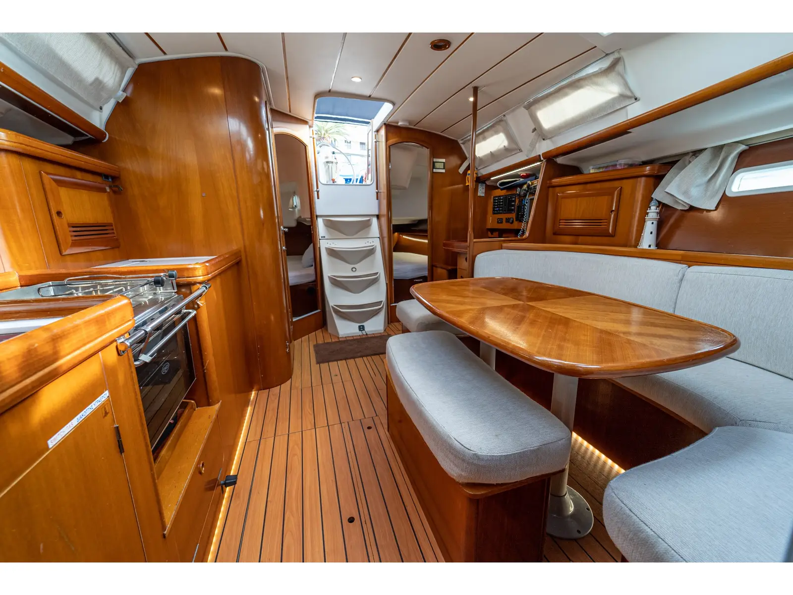 Aeolian Too, Interior image