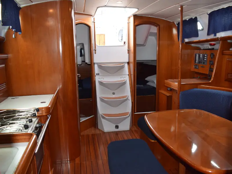 Sabik, Interior image
