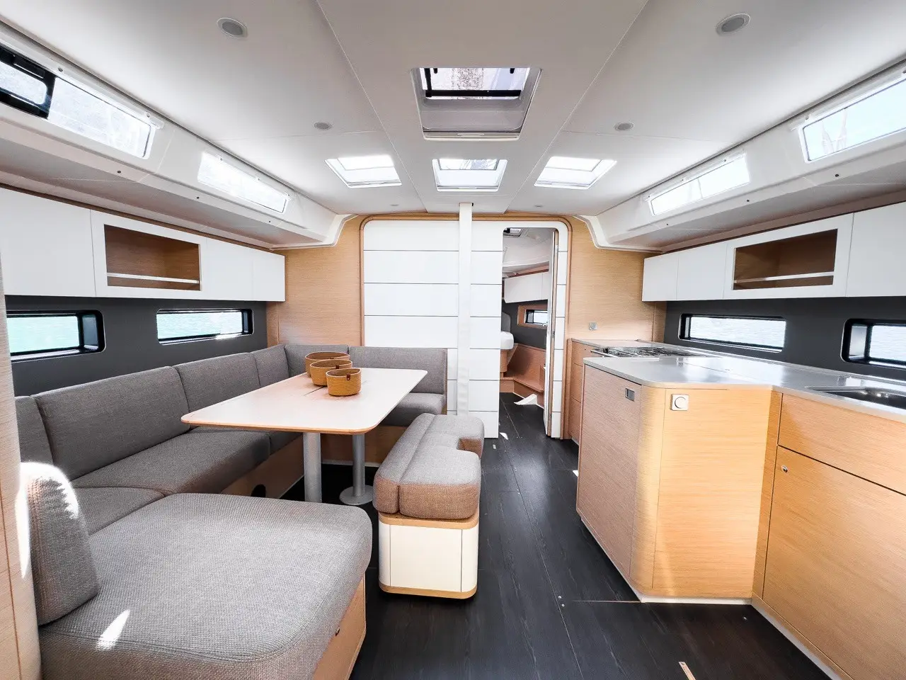 LOS ANGELES, Interior image
