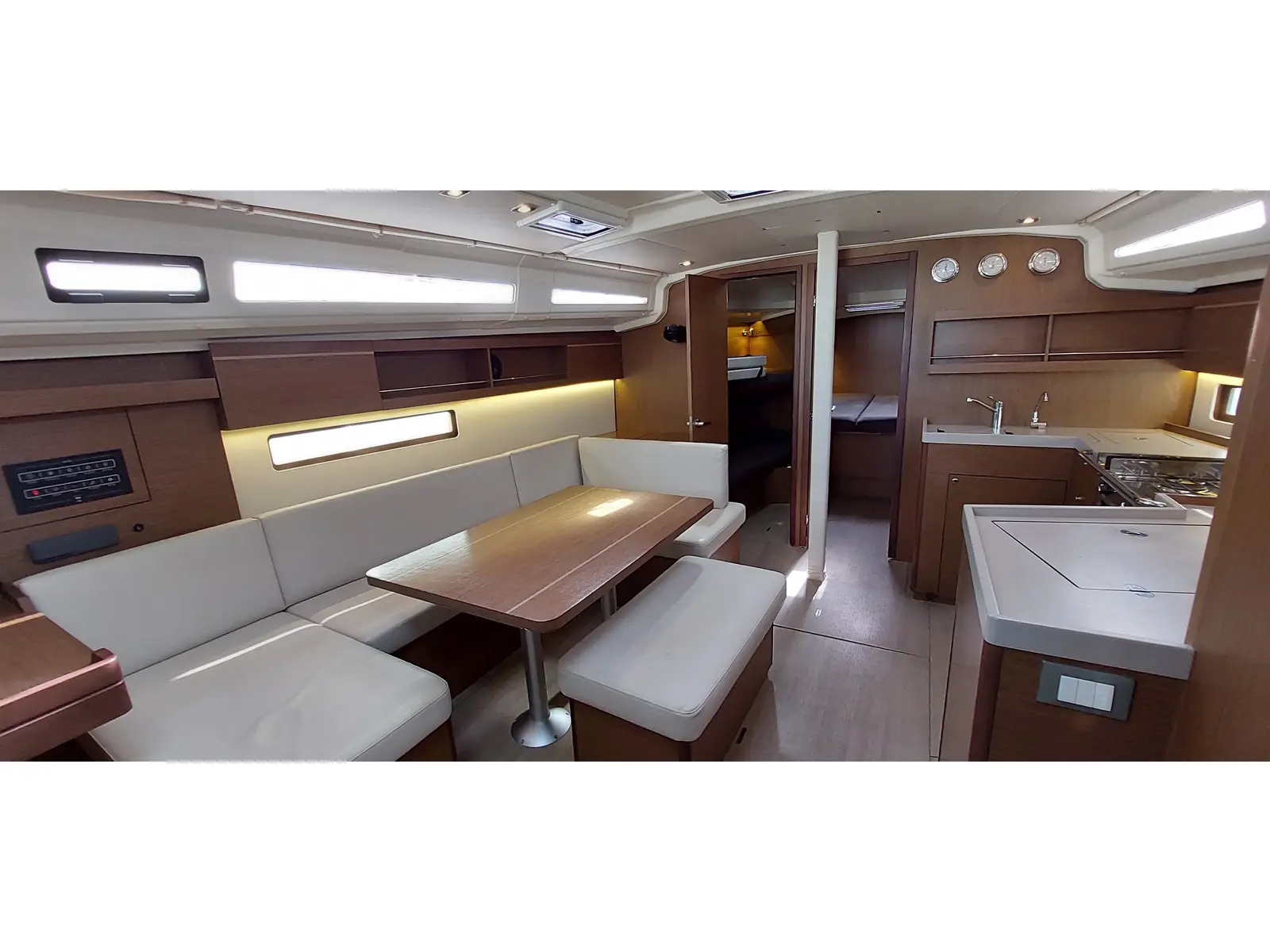 Hadar, Interior image