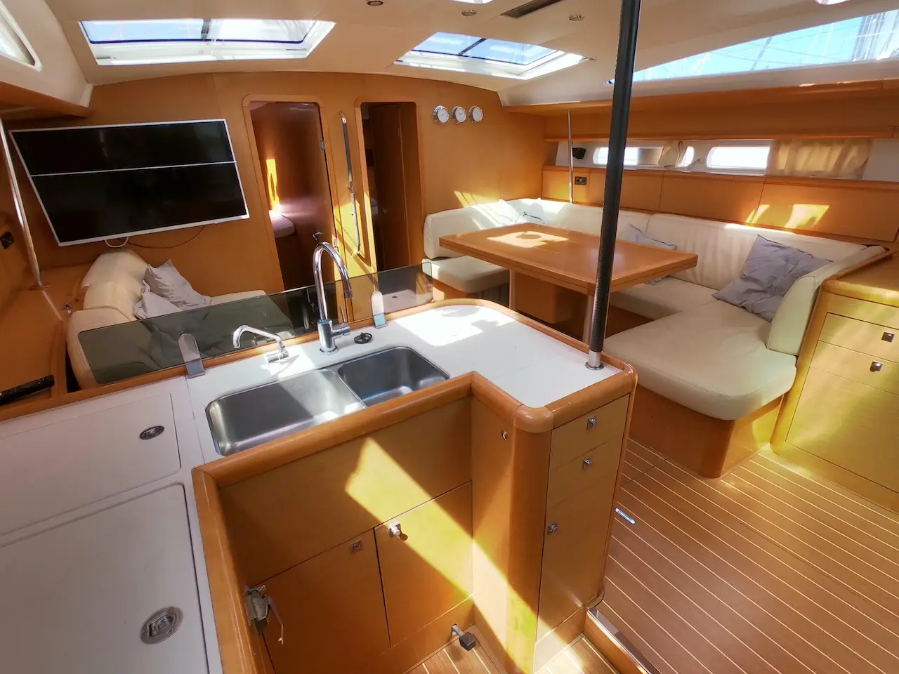 Anita, Interior image