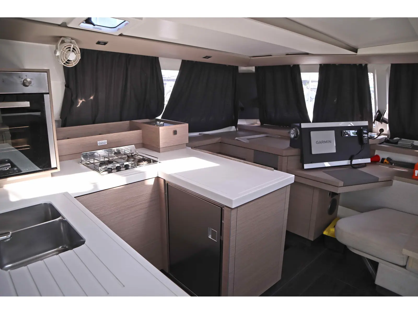 Hannah III, Interior image