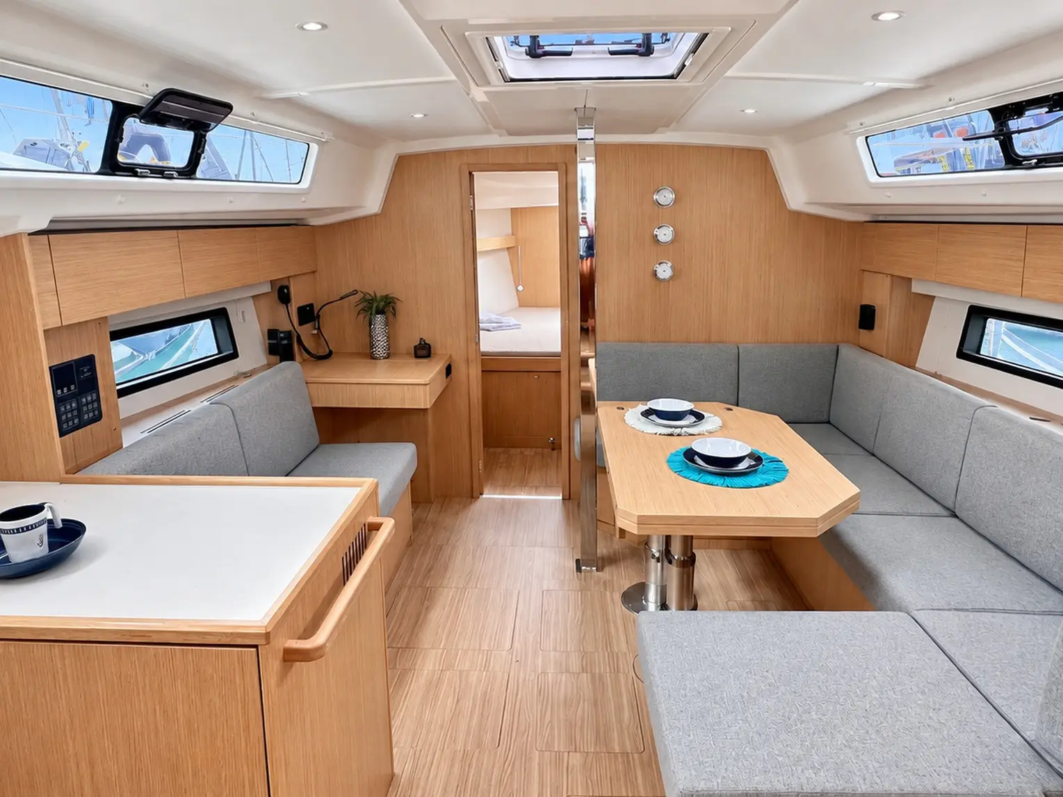 NAYJARA II, Interior image
