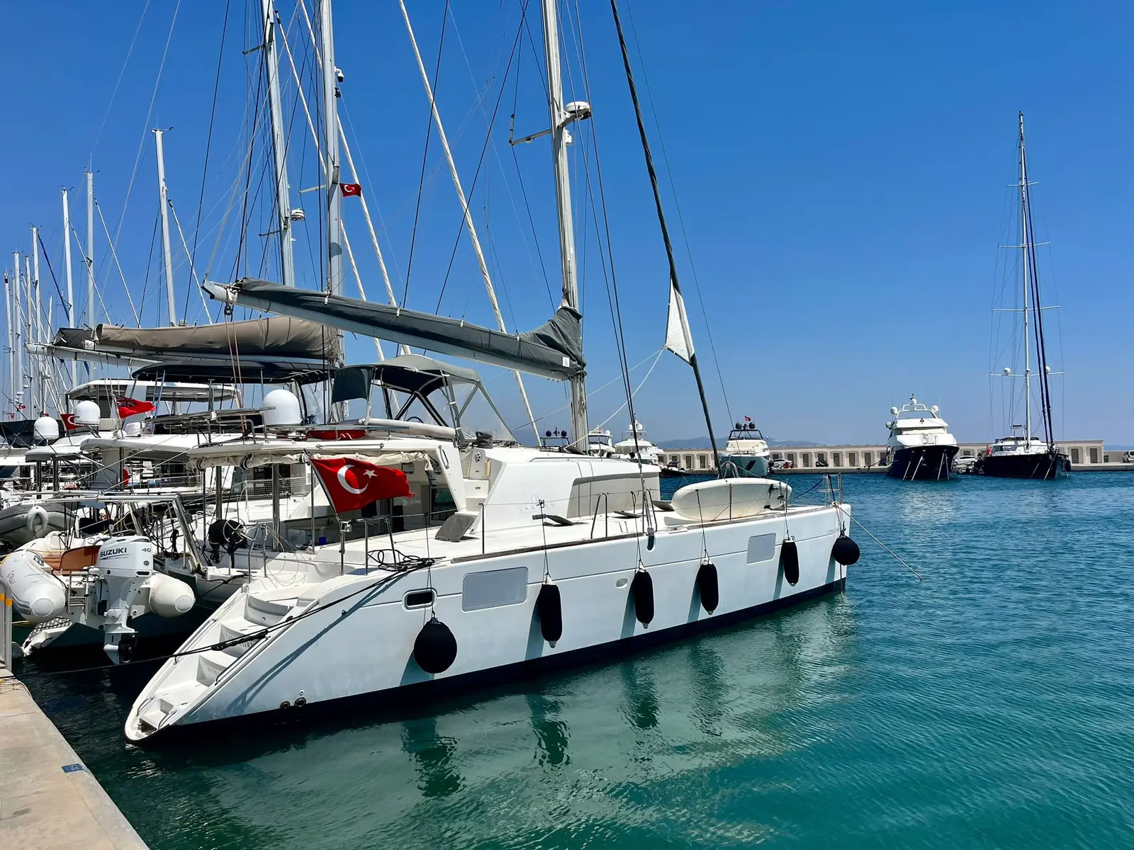 Capricorn B, Lagoon 440