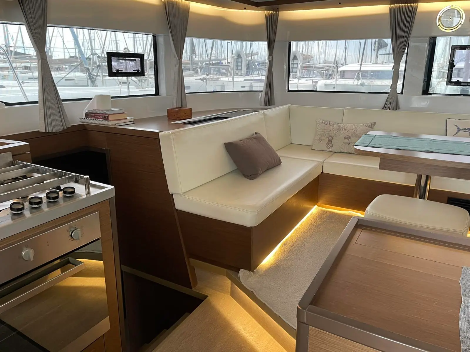 Shilouette, Interior image