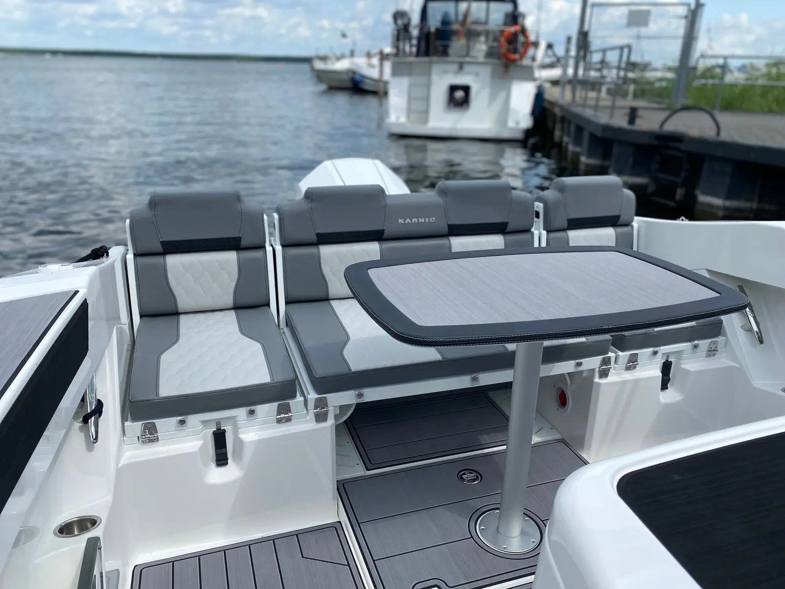 Karnic SL 702 Two, Interior image