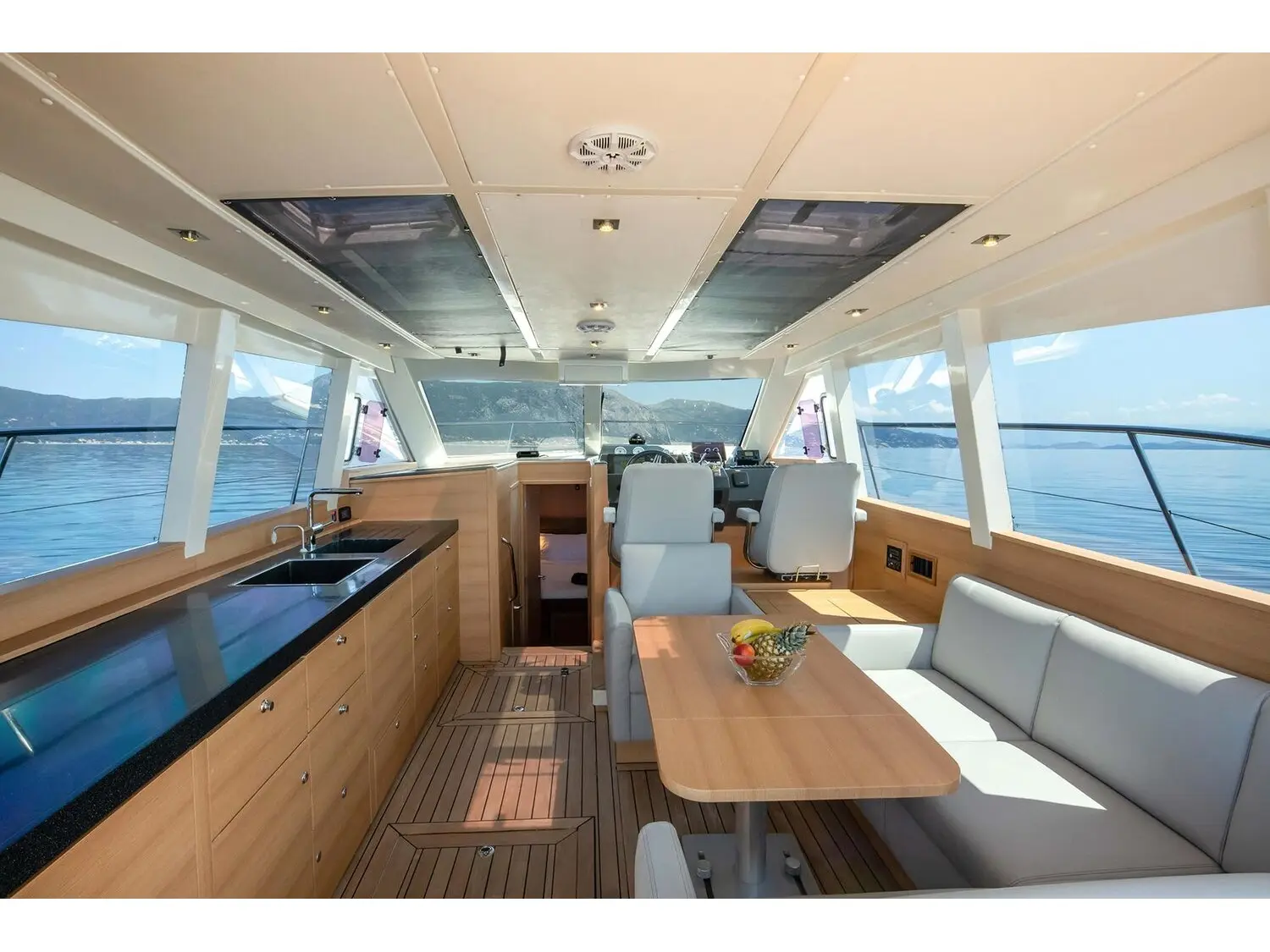 Shine IV, Interior image
