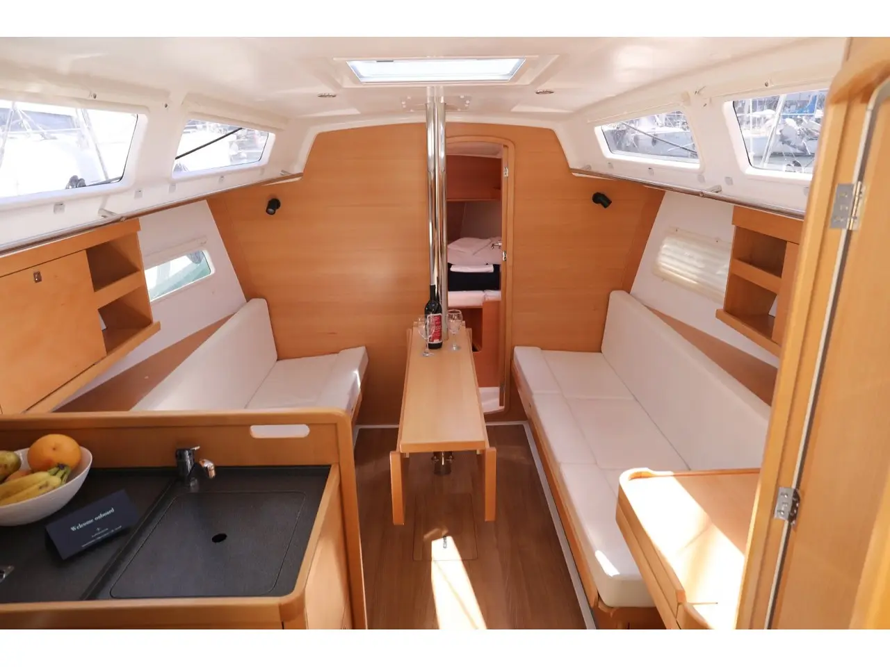 Spider Kiss, Interior image