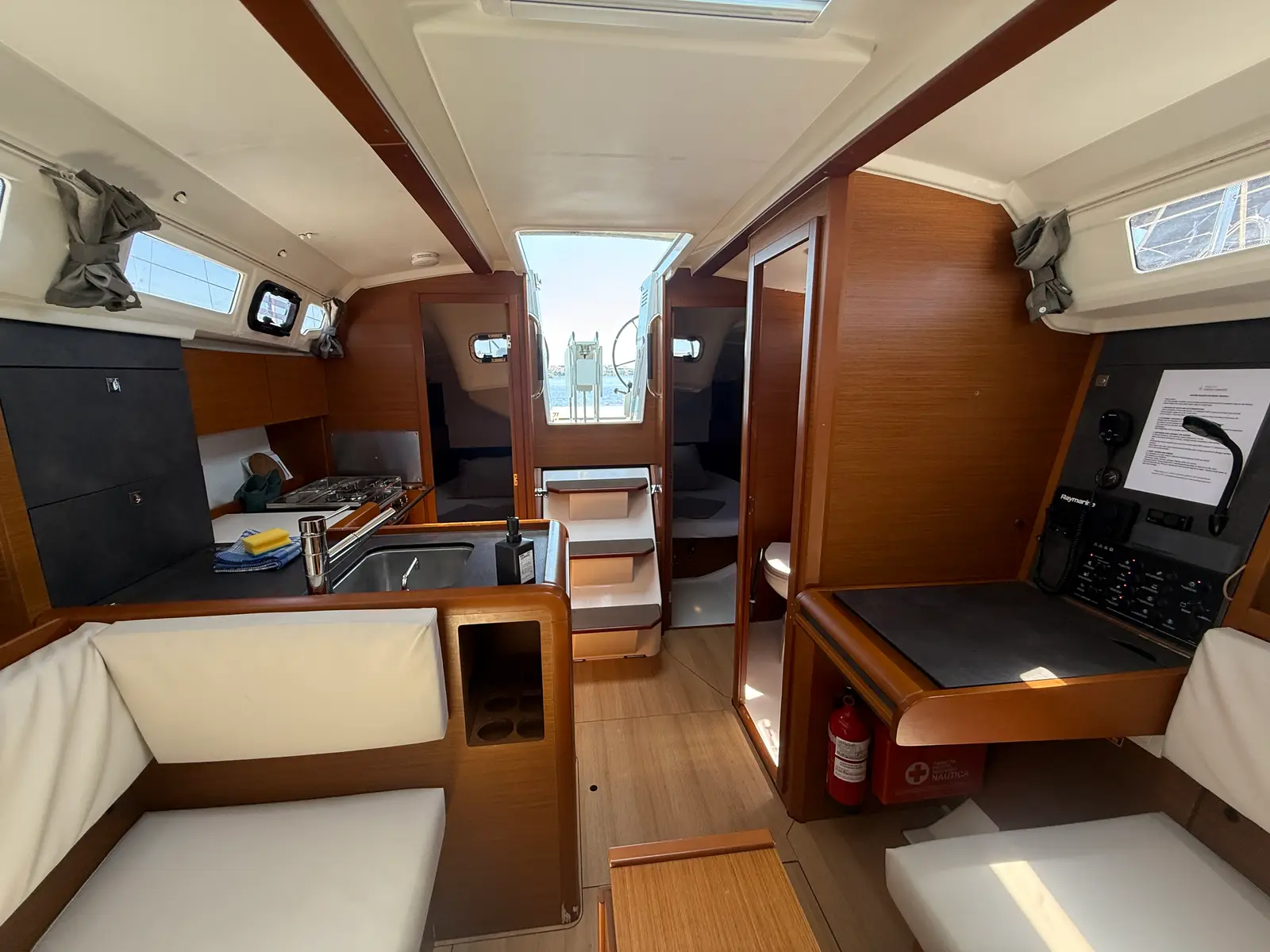 Reina De Oros, Interior image