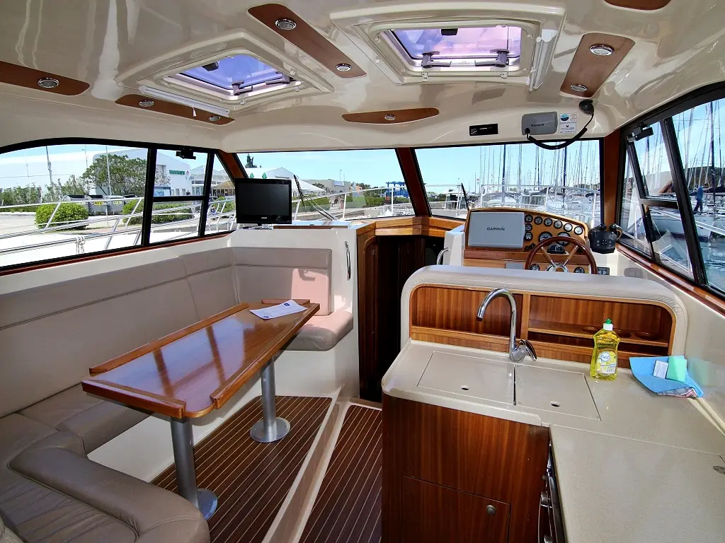FRANKA, Interior image