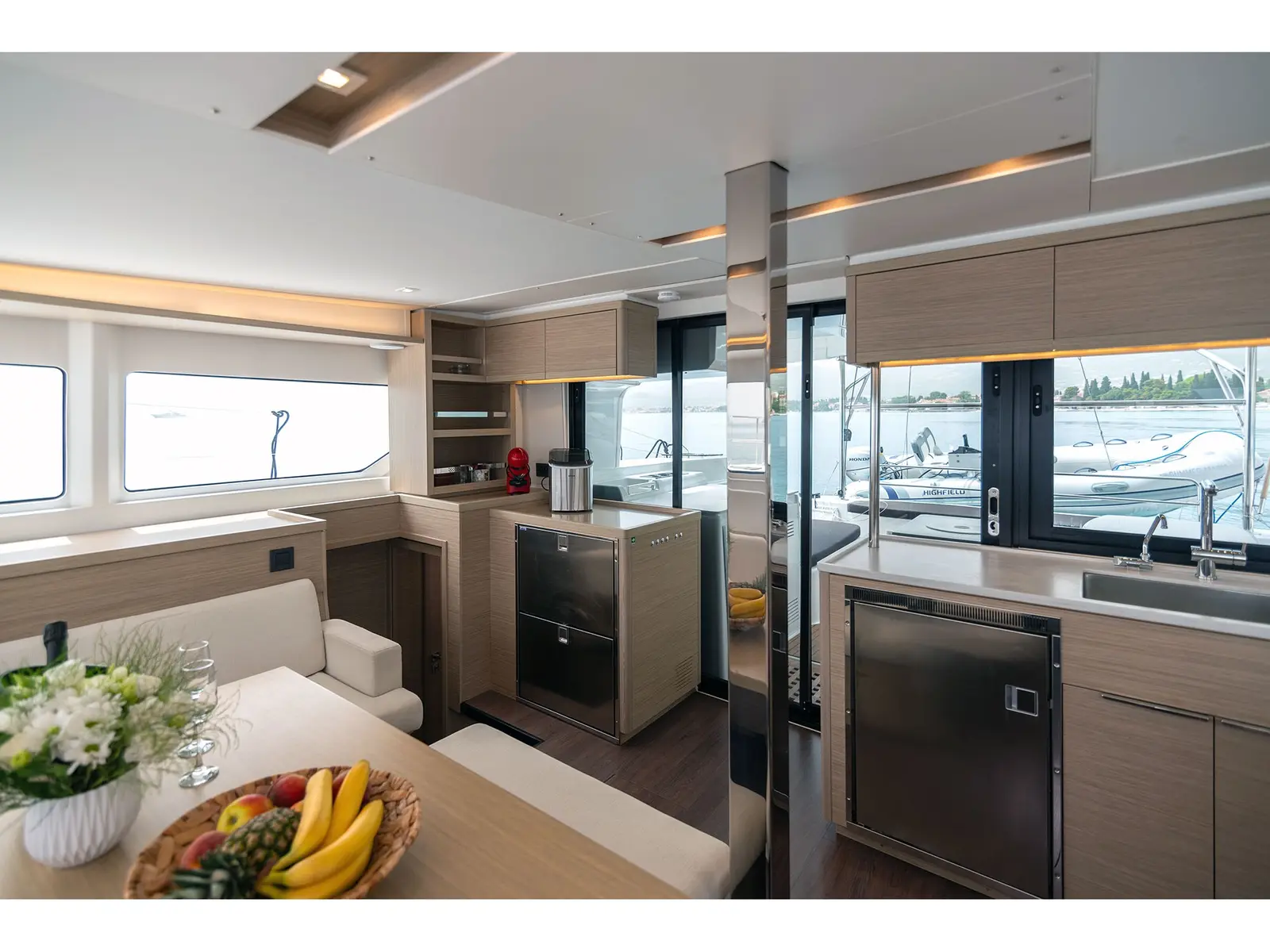 SUMMER MAGIC, Interior image